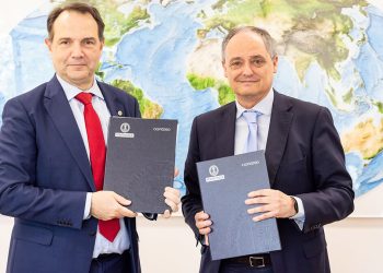 Óscar García, rector de la UPM, y Enrique Maurer, director general de ENAIRE, en la firma del convenio. Fuente: Enaire