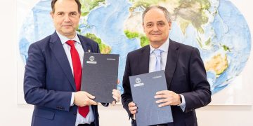 Óscar García, rector de la UPM, y Enrique Maurer, director general de ENAIRE, en la firma del convenio. Fuente: Enaire