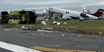 Accidente entre un avión de Air Canada Express y un camión de bomberos en el aeropuerto de LaGuardia. Fuente: NTSB