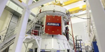 Airbus Space acaba de instalar los cuatro paneles solares en el tercer Módulo de Servicio Europeo (ESM). Fuente: Airbus