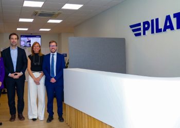 Carlos Cuerpo comprueba el funcionamiento de la multinacional suiza Pilatus Aircraft en Alcalá de Guadaíra. Fuente: Ayuntamiento de Alcalá de Guadaira