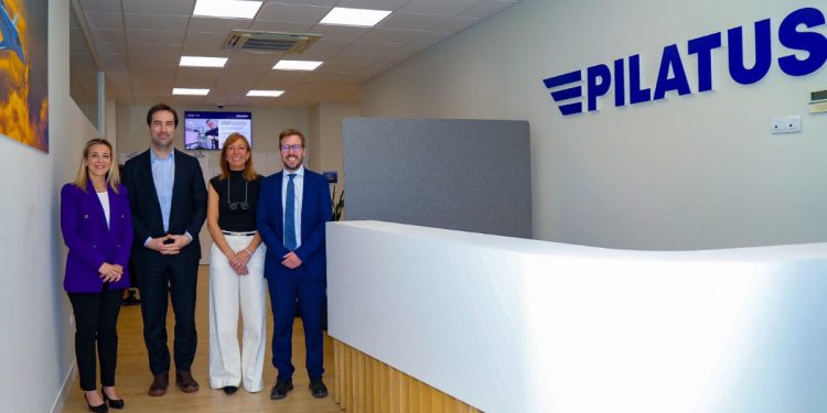 Carlos Cuerpo comprueba el funcionamiento de la multinacional suiza Pilatus Aircraft en Alcalá de Guadaíra. Fuente: Ayuntamiento de Alcalá de Guadaira