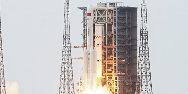 China lanzó la nave de carga Tianzhou-10 con suministros a su estación espacial. Fuente: CASC/Gu Hangyu