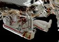 El cosmonauta Sergey Kud-Sverchkov instala un experimento de radiación solar en el exterior de la ISS. Fuente: Nasa