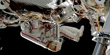 El cosmonauta Sergey Kud-Sverchkov instala un experimento de radiación solar en el exterior de la ISS. Fuente: Nasa