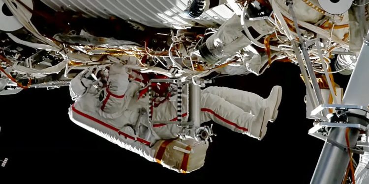 El cosmonauta Sergey Kud-Sverchkov instala un experimento de radiación solar en el exterior de la ISS. Fuente: Nasa