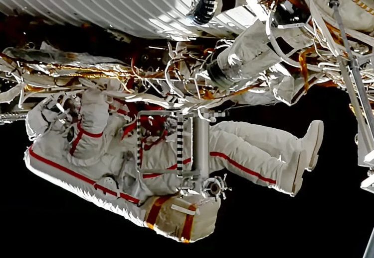 El cosmonauta Sergey Kud-Sverchkov instala un experimento de radiación solar en el exterior de la ISS. Fuente: Nasa