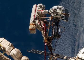 El cosmonauta de Roscosmos Sergey Ryzhiko durante una caminata espacial en octubre de 2025. Fuente: Nasa