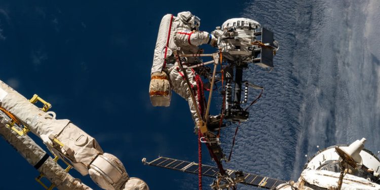 El cosmonauta de Roscosmos Sergey Ryzhiko durante una caminata espacial en octubre de 2025. Fuente: Nasa