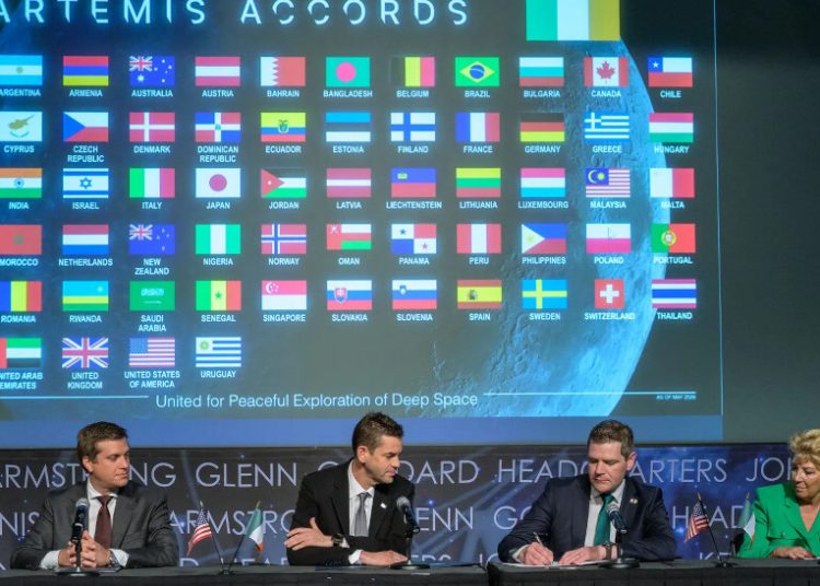 El ministro de Empresa, Turismo y Empleo de Irlanda, Peter Burke, tercero desde la izquierda, firma los Acuerdos de Artemisa. Fuente: Nasa/Bill Ingalls