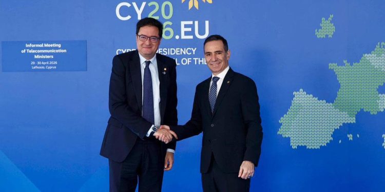 El ministro para la Transformación Digital y para la Función Pública, Óscar López, saluda a uno de sus homólogos en la reunión informal de ministros de Telecomunicaciones de la Unión Europea. Fuente: La Moncloa