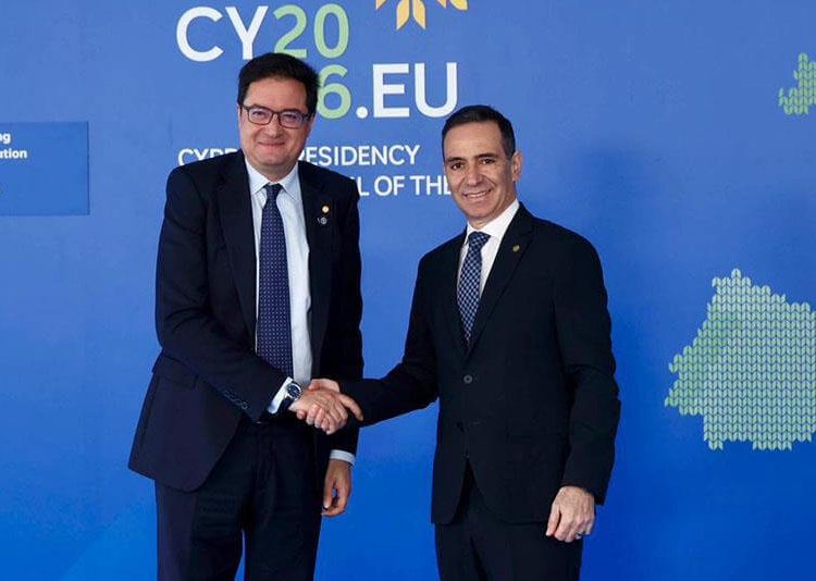El ministro para la Transformación Digital y para la Función Pública, Óscar López, saluda a uno de sus homólogos en la reunión informal de ministros de Telecomunicaciones de la Unión Europea. Fuente: La Moncloa