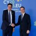 El ministro para la Transformación Digital y para la Función Pública, Óscar López, saluda a uno de sus homólogos en la reunión informal de ministros de Telecomunicaciones de la Unión Europea. Fuente: La Moncloa