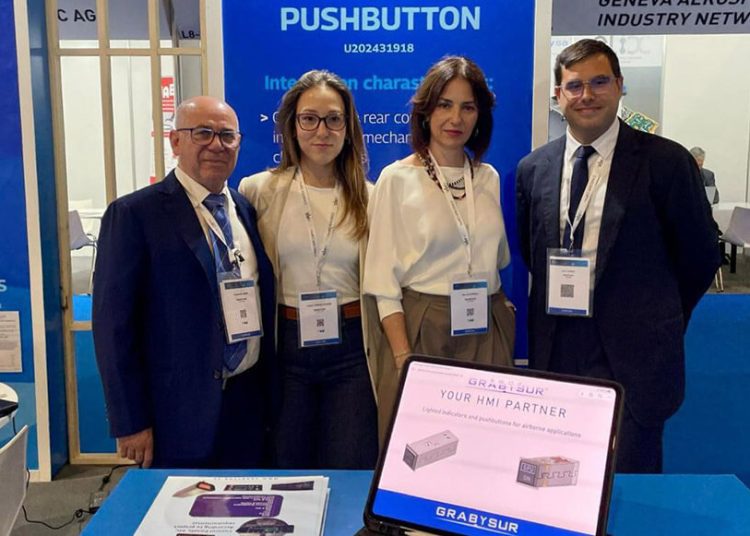 Grabysur presentó en ADM Sevilla el primer pulsador aeronáutico español certificado. Fuente: Grabysur