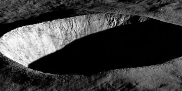 Imagen de un cráter lunar tomada por la Cámara del Orbitador de Reconocimiento Lunar. Fuente: Nasa/Universidad Estatal de Arizona