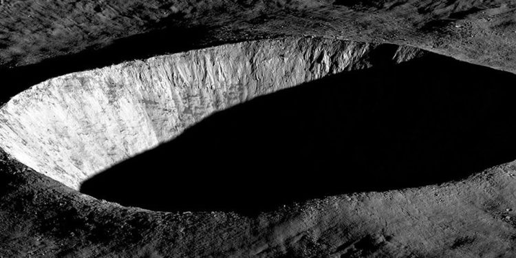 Imagen de un cráter lunar tomada por la Cámara del Orbitador de Reconocimiento Lunar. Fuente: Nasa/Universidad Estatal de Arizona
