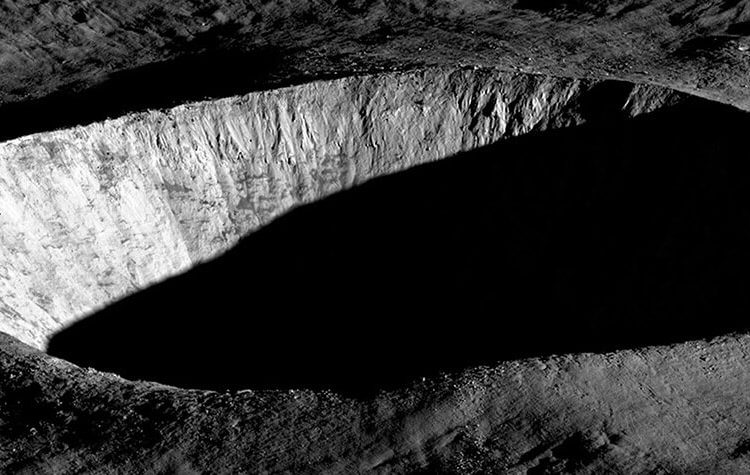 Imagen de un cráter lunar tomada por la Cámara del Orbitador de Reconocimiento Lunar. Fuente: Nasa/Universidad Estatal de Arizona