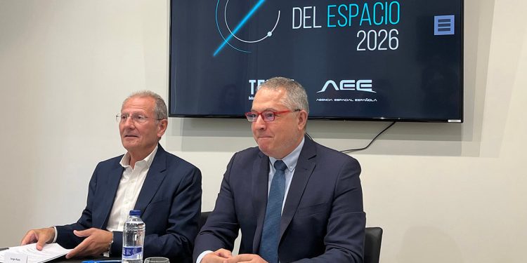 Jorge Potti, vicepresidente de Espacio de TEDAE, y el director general de la Agencia Espacial Española, Juan Carlos Cortés, durante la presentación del congreso. Fuente: Actualidad Aeroespacial