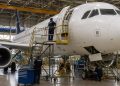 Mecánico en un hangar. Fuente: Aviation Group