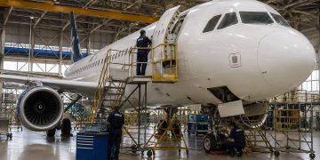 Mecánico en un hangar. Fuente: Aviation Group