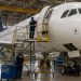 Mecánico en un hangar. Fuente: Aviation Group