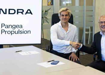Miguel Angel Panduro Panadero (d) y Adrià Argemí Samsó (i) durante la firma del acuerdo. Fuente: Pangea Propulsion