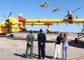 Una patrulla de aviones de extinción de incendios sobrevuela la zona durante la visita del presidente a la exposición de los medios de la campaña contra incendios forestales de 2026. Fuente: La Moncloa/Fernando Calvo