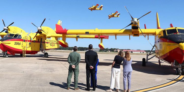 Una patrulla de aviones de extinción de incendios sobrevuela la zona durante la visita del presidente a la exposición de los medios de la campaña contra incendios forestales de 2026. Fuente: La Moncloa/Fernando Calvo