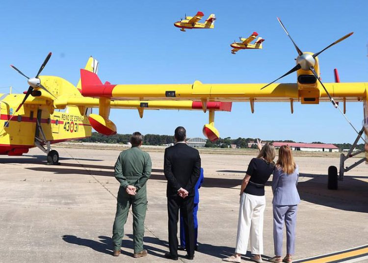 Una patrulla de aviones de extinción de incendios sobrevuela la zona durante la visita del presidente a la exposición de los medios de la campaña contra incendios forestales de 2026. Fuente: La Moncloa/Fernando Calvo