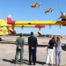 Una patrulla de aviones de extinción de incendios sobrevuela la zona durante la visita del presidente a la exposición de los medios de la campaña contra incendios forestales de 2026. Fuente: La Moncloa/Fernando Calvo