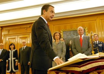 Zapatero prometiendo su cargo ante el rey. Fuente: Gobierno de España