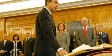Zapatero prometiendo su cargo ante el rey. Fuente: Gobierno de España