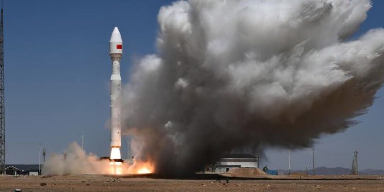 China lanzó un cohete Lijian-1 con ocho satélites a bordo. Fuente: Xinhua