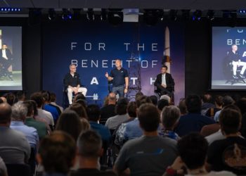 El administrador de la Nasa, Jared Isaacman, durante su visita a las instalaciones del Centro Espacial Kennedy. Fuente: Nasa