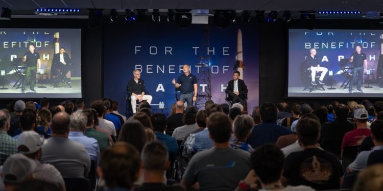 El administrador de la Nasa, Jared Isaacman, durante su visita a las instalaciones del Centro Espacial Kennedy. Fuente: Nasa