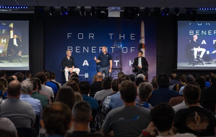 El administrador de la Nasa, Jared Isaacman, durante su visita a las instalaciones del Centro Espacial Kennedy. Fuente: Nasa