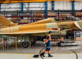 El primer Eurofighter Halcón I sale de la línea de montaje en Getafe. Fuente: Airbus