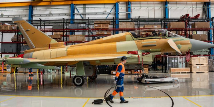 El primer Eurofighter Halcón I sale de la línea de montaje en Getafe. Fuente: Airbus