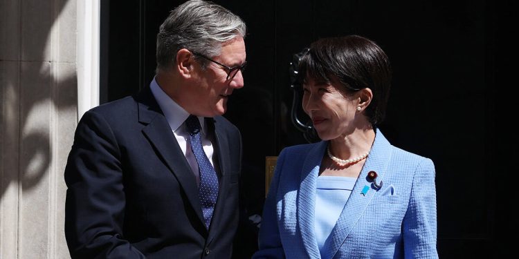 El primer ministro británico, Keir Starmer,y la primera ministra de Japón, Sanae Takaichi. Fuente: Keir Starmer