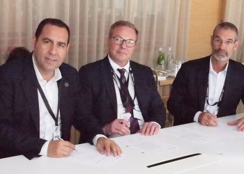 Firma del acuerdo entre Fintraffic e Indra Group. Fuente: Indra Group.