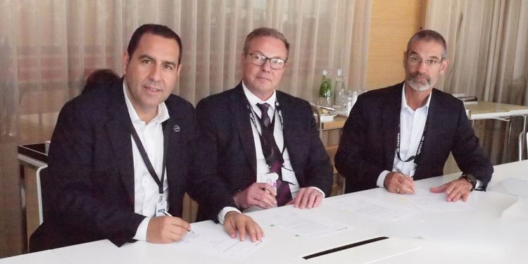 Firma del acuerdo entre Fintraffic e Indra Group. Fuente: Indra Group.