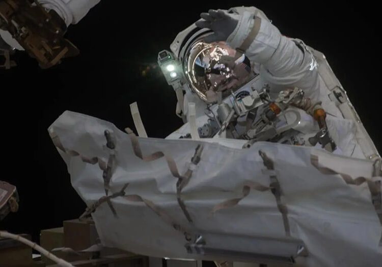 La astronauta Jessica Meir en una salida de la ISS. Fuente: Nasa