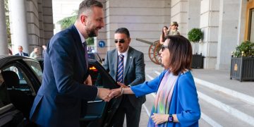 La ministra de Defensa, Margarita Robles, recibió al viceprimer ministro y ministro polaco de Defensa, Władysław Kosiniak-Kamysz. Fuente: Ministerio de Defensa