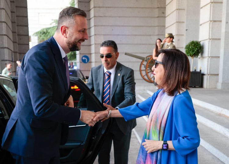 La ministra de Defensa, Margarita Robles, recibió al viceprimer ministro y ministro polaco de Defensa, Władysław Kosiniak-Kamysz. Fuente: Ministerio de Defensa
