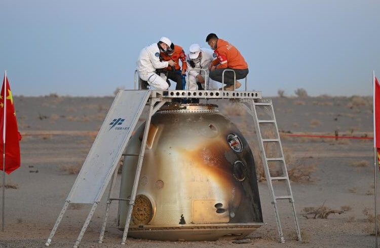 La nave espacial china Shenzhou-22 con tres astronautas a bordo aterrizó el pasado viernes. Fuente: Xinhua