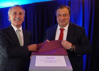 De izquierda a derecha, Luis Furnells, presidente ejecutivo de Grupo Oesía y José María Rodríguez Coso, Embajador de España en Bélgica en el acto de inauguración de la nueva oficina de Grupo Oesía en Bruselas. Fuente: Grupo Oesía