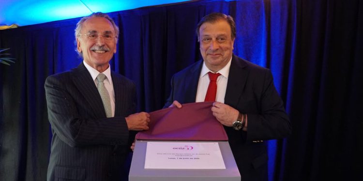 De izquierda a derecha, Luis Furnells, presidente ejecutivo de Grupo Oesía y José María Rodríguez Coso, Embajador de España en Bélgica en el acto de inauguración de la nueva oficina de Grupo Oesía en Bruselas. Fuente: Grupo Oesía