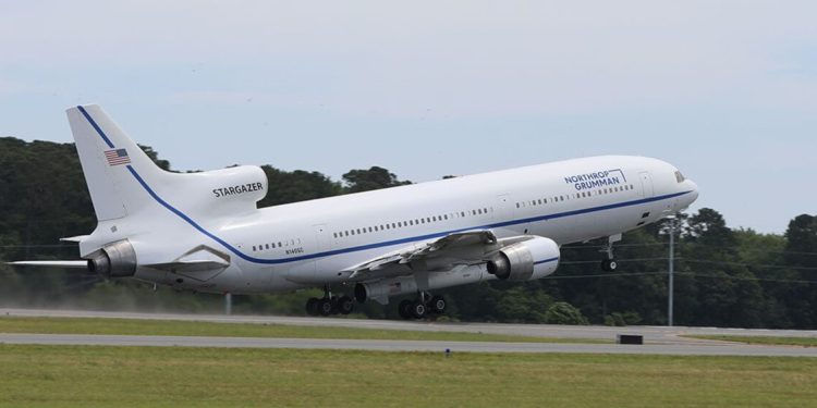 Un avión Stargazer con un cohete Pegasus XL y el satélite Swift Boost de la Nasa voló hacia el atolón de Kwajalein. Fuente: Nasa/Jeanette Kazmierczak
