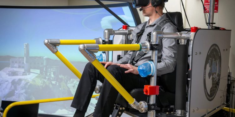 Matt Kamlet, empleado de la Nasa, sentado sobre el simulador de calidad de viaje de pasajeros en realidad virtual. Fuente: Nasa/Christopher LC Clark