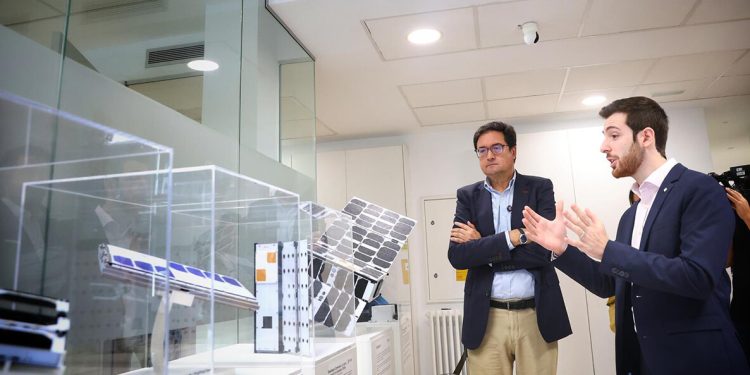 El ministro Óscar López visitó Fossa, la empresa española que ya ha lanzado 26 satélites de órbita baja. Fuente: Ministerio de Transformación Digital.